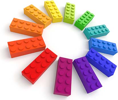 Legosteine in verschiedenen Farben als Sonne arangiert